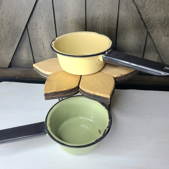 2 Vintage 5" Enamel pans with black handle yellow and green - Picture 3 of 7